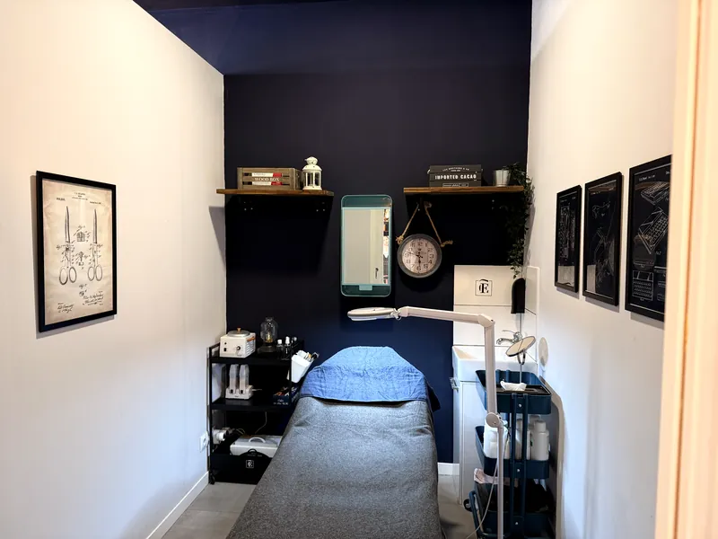 Cabina de estética profesional en Valencia preparada para tratamientos faciales avanzados de micropunción y cuidado de la piel.