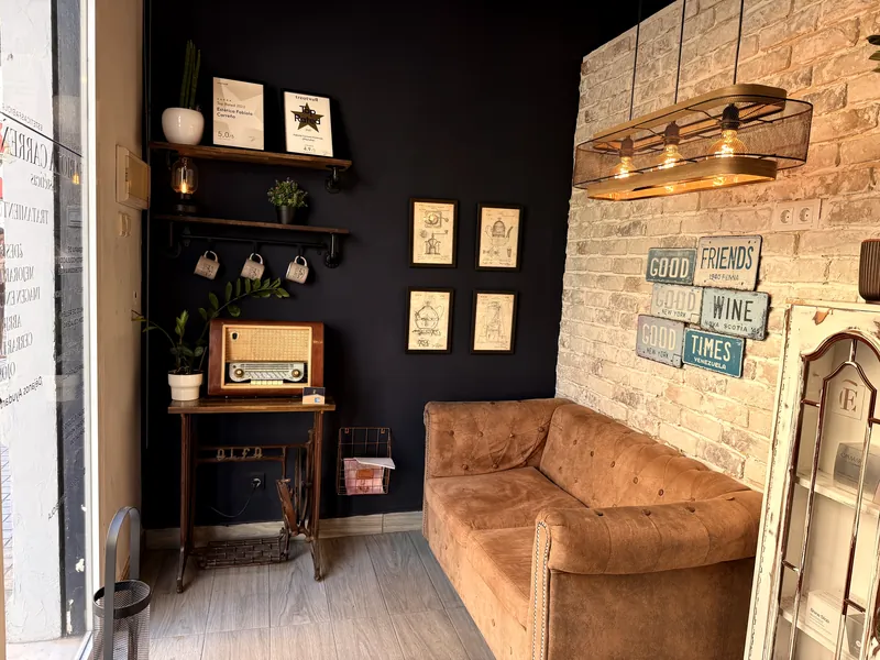 Vitrina de madera con productos de cosmética profesional Casmara en cabina estética.