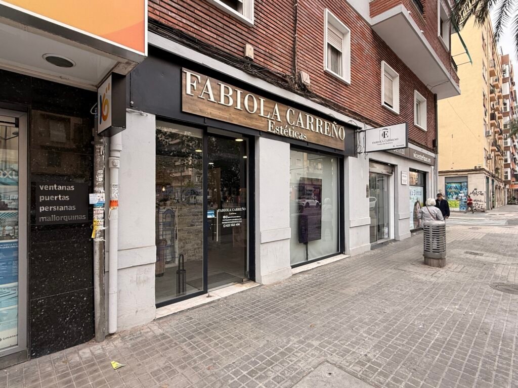 Fachada y acceso a pie de calle de Fabiola Carreño Estéticas en Avenida Cardenal Benlloch 104, 46021 Valencia.